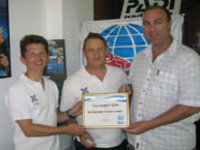 Everette receives an award from PADI