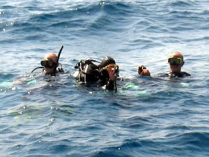 Dorit prepares for descent with support divers